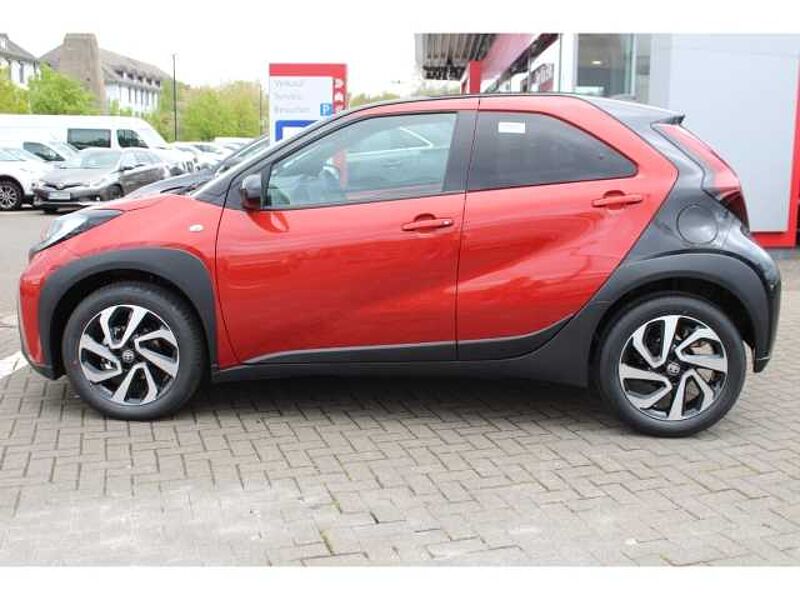 Toyota Aygo X 1,0l Team D Apple CarPlay Android Auto Musikstreaming DAB SHZ Spurhalteass. Fern