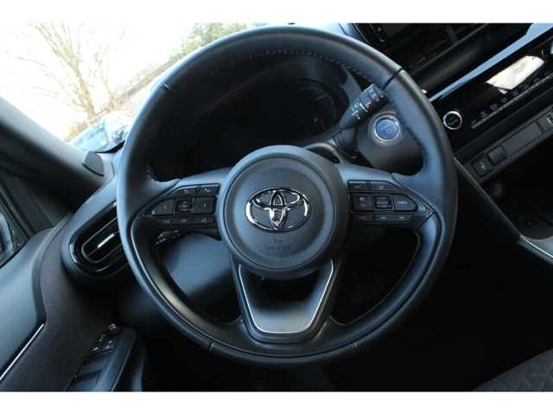 Toyota Yaris Cross Team D 1,5l 2WD Navi LED Scheinwerferreg. Apple CarPlay Android Auto